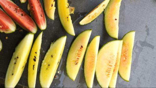 玲珑小巧吃瓜,吃瓜乐趣无限