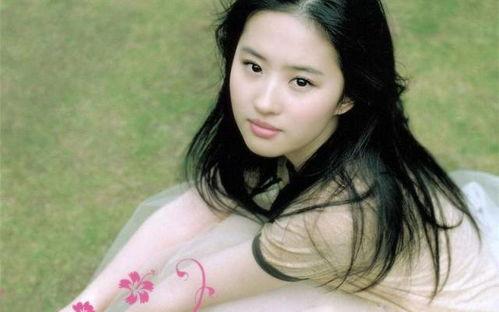 经常被说像女明星,让人难以分辨