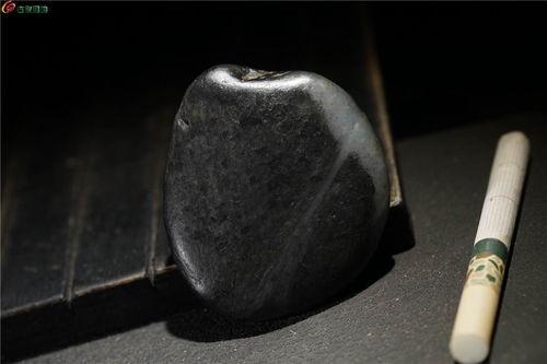 高品质的墨玉籽料怎么看,探寻天然美玉的生成奥秘